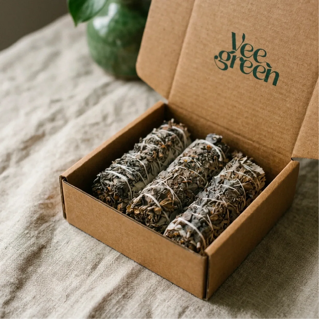 Coffret ouvert contenant 3 bâtons de fumigation sauge blanche et lavande posé sur une nappe en lin naturel - Myvelyshop