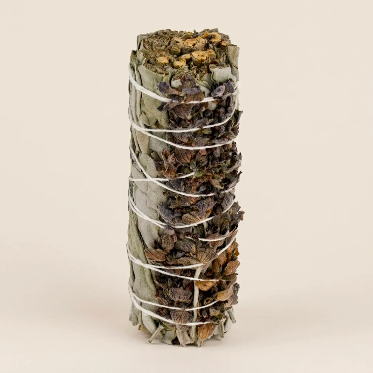 ros plan vertical sur un bâton de sauge blanche tressé avec des fleurs de lavande violettes séchées - Myvelyshop