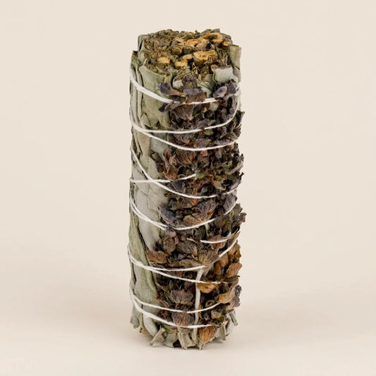 ros plan vertical sur un bâton de sauge blanche tressé avec des fleurs de lavande violettes séchées - Myvelyshop