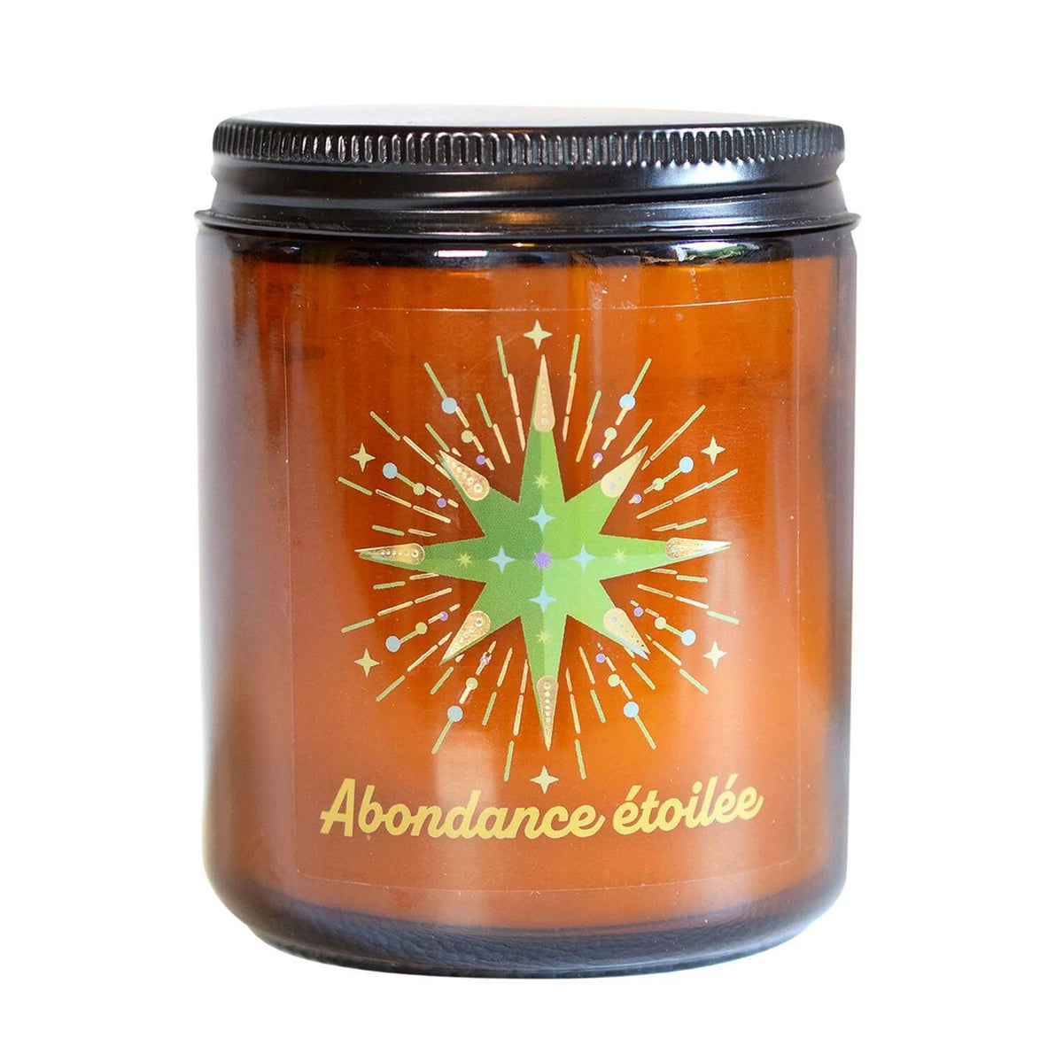 Pot de bougie en verre ambré fermé par son couvercle noir, orné d'une étiquette représentant une étoile verte rayonnante et l'inscription "Abondance étoilée".