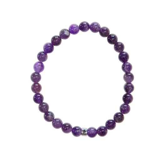 Vue de dessus d'un bracelet élastique circulaire composé de perles rondes d'améthyste naturelle violette et d'une perle séparatrice argentée gravée, sur un fond blanc pur.