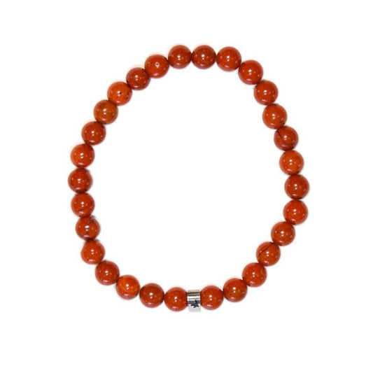 Vue de dessus d'un bracelet élastique circulaire composé de perles de jaspe rouge aux nuances chaudes et d'un séparateur en acier inoxydable gravé Omsaé, sur un fond blanc pur.