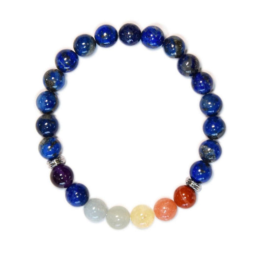 Bracelet en pierres naturelles de lapis-lazuli d'un bleu profond, rehaussé de sept perles colorées représentant les chakras et de deux intercalaires en acier inoxydable, le tout présenté à plat sur un fond blanc pur.