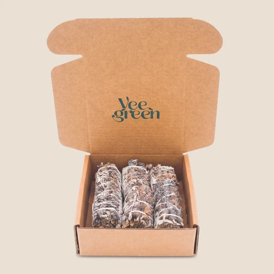 Coffret ouvert en carton contenant 3 bâtons de sauge blanche et fleurs de lavande séchées sur fond épuré - Myvelyshop