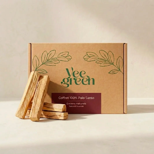 Coffret kraft fermé "Coffret 100% Palo Santo" avec trois bâtonnets de bois sacré posés devant sur fond beige clair - Myvelyshop