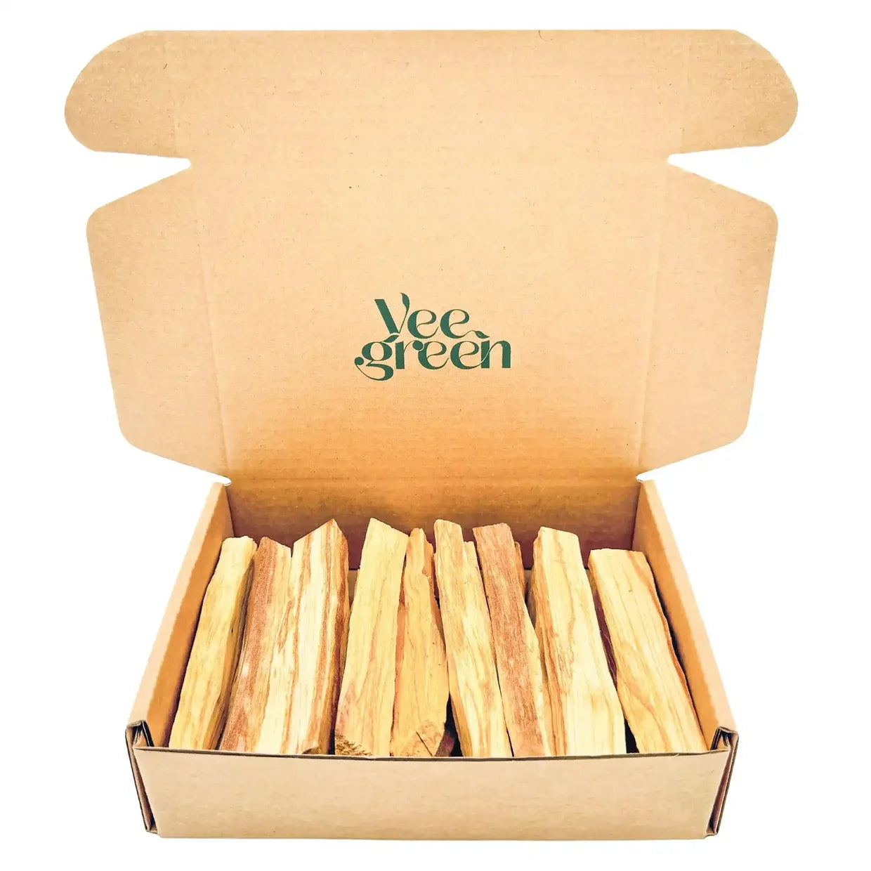 Vue de face d'un coffret ouvert rempli de nombreux bâtonnets de bois de Palo Santo naturel sur fond blanc uni - Myvelyshop