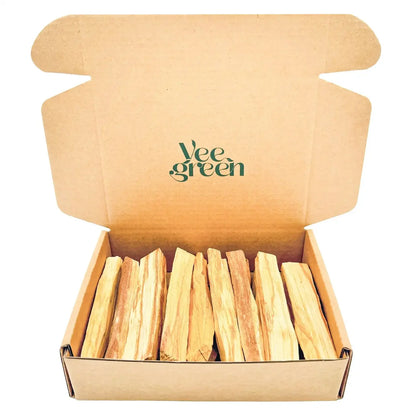 Vue de face d'un coffret ouvert rempli de nombreux bâtonnets de bois de Palo Santo naturel sur fond blanc uni - Myvelyshop