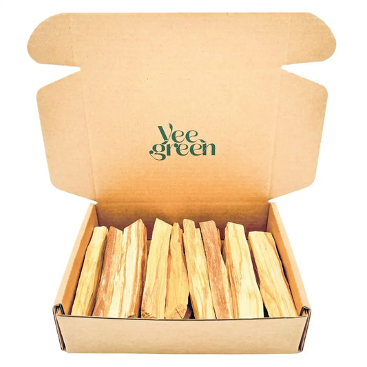 Vue de face d'un coffret ouvert rempli de nombreux bâtonnets de bois de Palo Santo naturel sur fond blanc uni - Myvelyshop