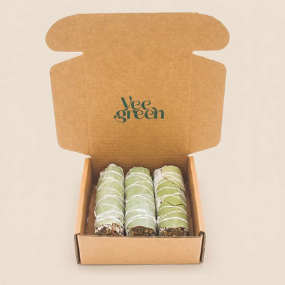 Vue de face d'un coffret ouvert présentant 3 bâtons de sauge blanche et eucalyptus sur fond neutre et épuré - Myvelyshop