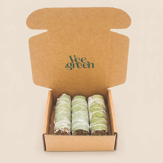 Vue de face d'un coffret ouvert présentant 3 bâtons de sauge blanche et eucalyptus sur fond neutre et épuré - Myvelyshop