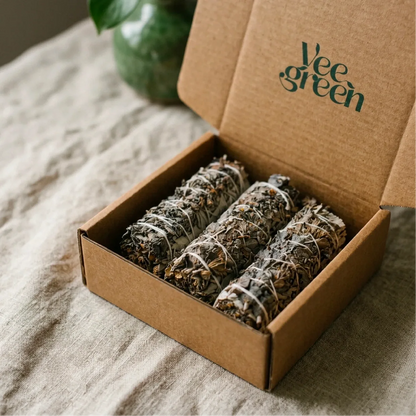Coffret ouvert contenant 3 bâtons de fumigation sauge blanche et lavande posé sur une nappe en lin naturel - Myvelyshop