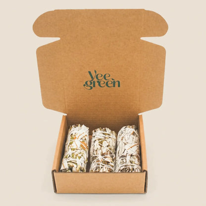 Vue détaillée du coffret ouvert avec 3 bâtons de Yerba Santa séchés et ficelés à la main sur fond neutre - Myvelyshop