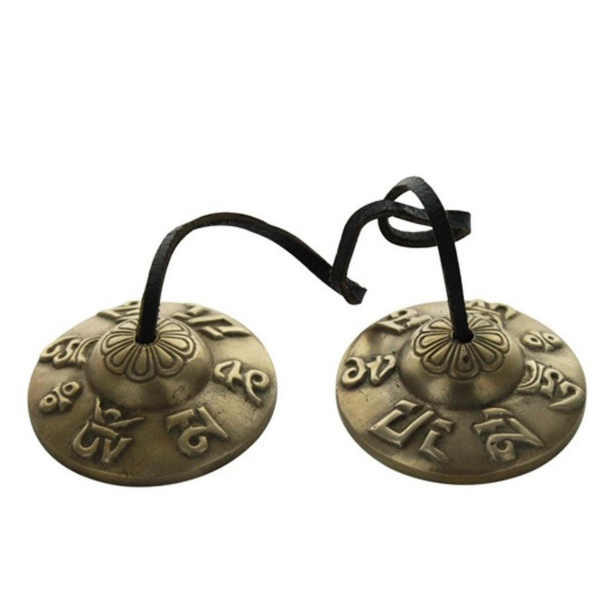 Paire de cymbales tibétaines en bronze gravées de symboles sacrés bouddhistes et reliées par un lien en cuir noir, présentées à plat sur fond blanc.