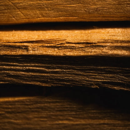 Gros plan macro détaillé sur le grain serré et la texture naturelle fibreuse du bois de Palo Santo écoresponsable - Myvelyshop