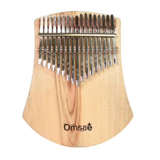 Vue de face d'un kalimba 17 lames en bois naturel aux nuances chaleureuses, gravé de la marque Omsaé au bas du corps, présenté sur fond blanc pur.